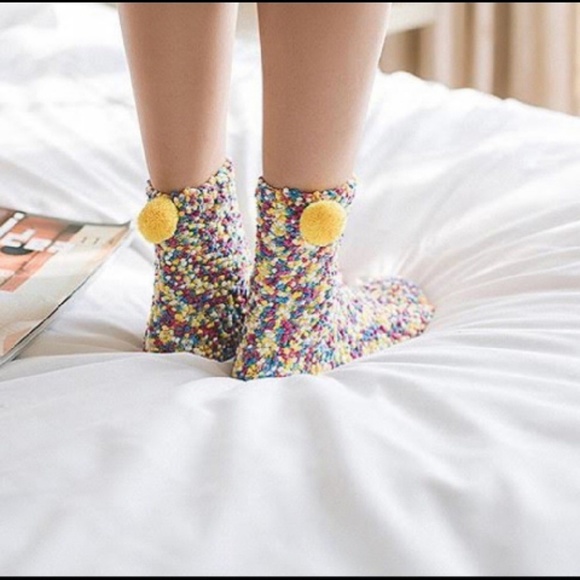 Cupcake fuzzy socks with ornament box - Picture 5 of 8